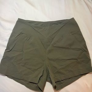 Mountain hardware outdoor tech shorts with pockets